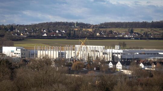 Die Ausmaße des Lidl-Logistikzentrums in Kirchheim sind bereits weithin sichtbar. Foto: Carsten Riedl Die Ausmaße des Lidl-Logistikzentrums in Kirchheim sind bereits weithin sichtbar. Foto: Carsten Riedl