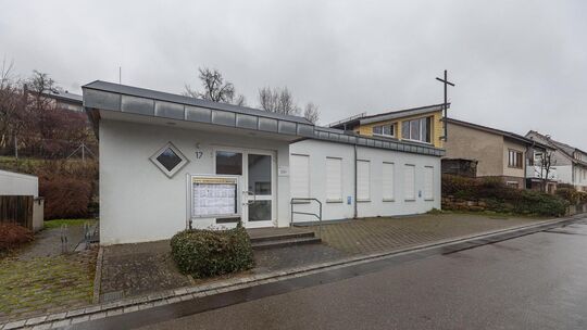 Die Gemeinde Ohmden zieht es in Erwägung, das katholische Gemeindehaus zur Unterbringung von Geflüchteten zu erwerben. Foto: Car Die Gemeinde Ohmden zieht es in Erwägung, das katholische Gemeindehaus zur Unterbringung von Geflüchteten zu erwerben. Foto: Car