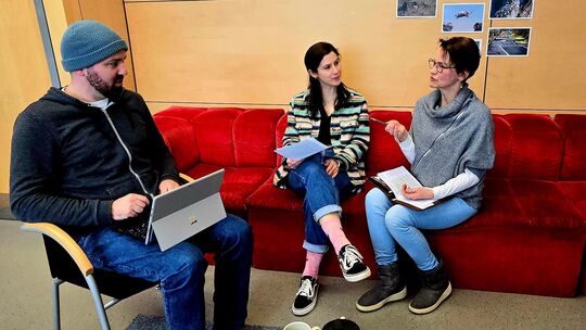 Die Brückenhaus-Schulsozialarbeiter Benedikt Schneeweiß, Ann-Katrin De Benedetto und Katja Schuler (von links) sind an unterschi