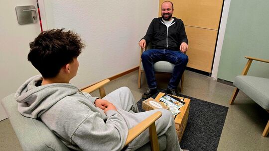 Am Kirchheimer Ludwig-Uhland-Gymnasium ist Benedikt Schneeweiß gemeinsam mit einer Kollegin Ansprechpartner für die Schülerinnen Am Kirchheimer Ludwig-Uhland-Gymnasium ist Benedikt Schneeweiß gemeinsam mit einer Kollegin Ansprechpartner für die Schülerinnen