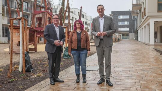 Minister Manne Lucha, Viviane Rein von der Pflegeinsel in Dettingen und Andreas Schwarz, Fraktionsvorsitzender der Grünen und hi