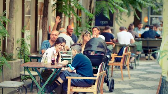 Familie, die trotz Trennung, zusammenfindet. Symbolbild