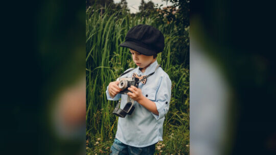 Ein festlicher Moment voller Licht, Nähe und Bedeutung. Symbolbild