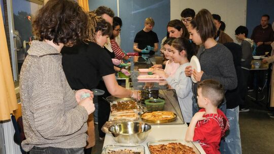 Jetzt darf gegessen werden und das Büfett ist reich bestückt. Foto: Karin Ait-Atmane Jetzt darf gegessen werden und das Büfett ist reich bestückt. Foto: Karin Ait-Atmane