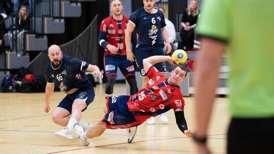 Gabriel Goll und die Weilheimer werden sich gehörig strecken müssen, um in Bernhausen zu bestehen.  Foto: Thomas Kaltenecker