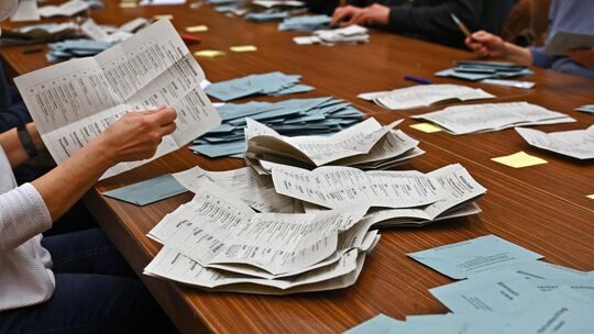 Die Auszählung der Briefwahlstimmen beginnt am Wahlsonntag um 18 Uhr. Bereits von 15 Uhr an werden die Wahlbriefe geöffnet, um z Die Auszählung der Briefwahlstimmen beginnt am Wahlsonntag um 18 Uhr. Bereits von 15 Uhr an werden die Wahlbriefe geöffnet, um z