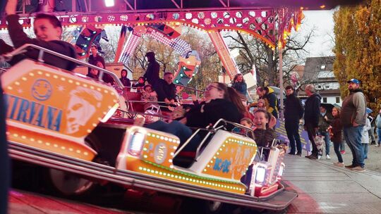 Ein Klassiker auf dem Kirchheimer Ziegelwasen: die Berg- und Talbahn. Foto: Jörg Bächle Ein Klassiker auf dem Kirchheimer Ziegelwasen: die Berg- und Talbahn. Foto: Jörg Bächle