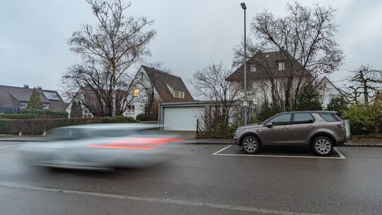 Auf der Bissinger Ortsdurchfahrt, der Vorderen Straße, ist die Anordnung der markierten Stellplätze nach wie vor ein Thema. Bei Auf der Bissinger Ortsdurchfahrt, der Vorderen Straße, ist die Anordnung der markierten Stellplätze nach wie vor ein Thema. Bei