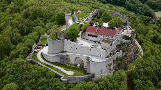 Blick aus der Vogelperspektive auf den Hohenneuffen. Foto: pr