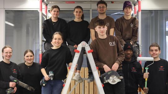 Die Azubis der lokalen Unternehmen Bankwitz, Holzbau Merk­le und Wohnidee Stolz haben die Pausenhalle der Freien Evangelischen S