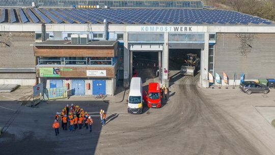 Die Leserinnen und Leser des Teckboten erkundeten samt Warnwesten und Schutzhelmen das Betriebsgelände des Kirchheimer Kompostwe Die Leserinnen und Leser des Teckboten erkundeten samt Warnwesten und Schutzhelmen das Betriebsgelände des Kirchheimer Kompostwe