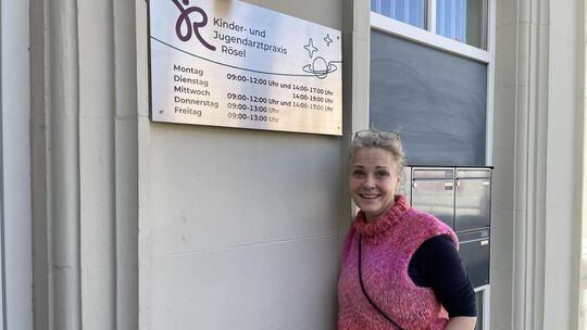 Michael Rösel vor ihrer neuen Praxis. Foto: Antje Dörr