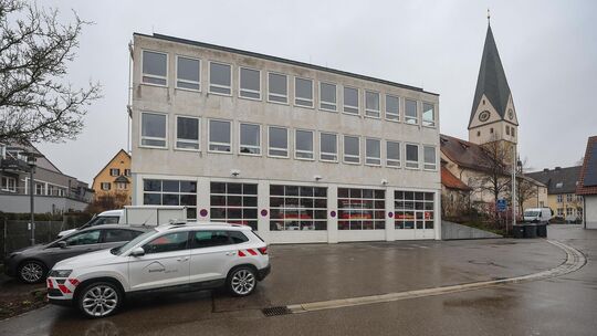 Die Tore des Dettinger Feuerwehrmagazins sind für moderne Fahrzeuge zu niedrig. Foto: Carsten Riedl Die Tore des Dettinger Feuerwehrmagazins sind für moderne Fahrzeuge zu niedrig. Foto: Carsten Riedl