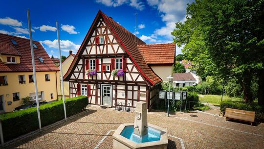 Das Rathaus wurde 1687 gebaut und gehört zu den ersten Gebäuden beim Wiederaufbau der Gemeinde, die im 30-jährigen Krieg komplet Das Rathaus wurde 1687 gebaut und gehört zu den ersten Gebäuden beim Wiederaufbau der Gemeinde, die im 30-jährigen Krieg komplet