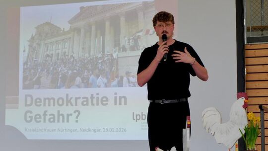 Nico Oesterwind von der Landeszentrale für politische Bildung spricht über aktuelle Entwicklungen und Herausforderungen für die