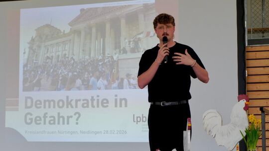 Nico Oesterwind von der Landeszentrale für politische Bildung spricht über aktuelle Entwicklungen und Herausforderungen für die Nico Oesterwind von der Landeszentrale für politische Bildung spricht über aktuelle Entwicklungen und Herausforderungen für die