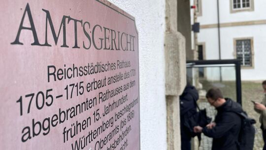 Am Amtsgericht Esslingen wurde ein 56-Jähriger wegen fahrlässiger Tötung verurteilt. Er hatte am 5. Dezember 2024 einen Unfall i