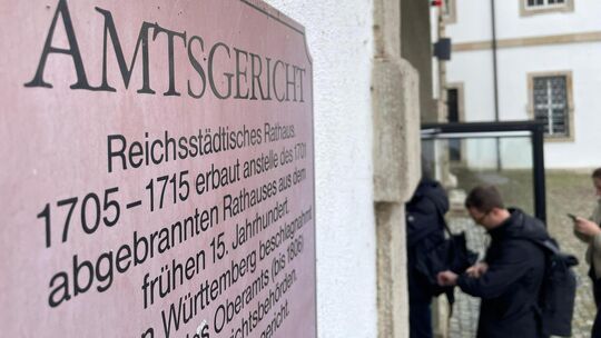 Am Amtsgericht Esslingen wurde ein 56-Jähriger wegen fahrlässiger Tötung verurteilt. Er hatte am 5. Dezember 2024 einen Unfall i Am Amtsgericht Esslingen wurde ein 56-Jähriger wegen fahrlässiger Tötung verurteilt. Er hatte am 5. Dezember 2024 einen Unfall i