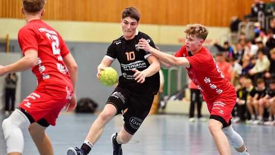 Jonas Kiedaisch (Mitte) und die HSG halten Anschluss nach oben. Foto: Markus Brändli