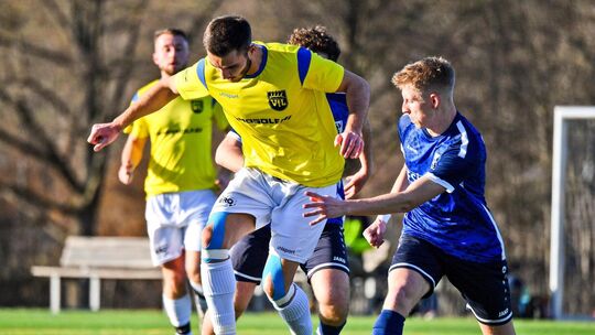 Drei Tore und ein glücklicher Trainer: Der VfL hat einen Glanzstart erwischt. Foto: Markus Brändli