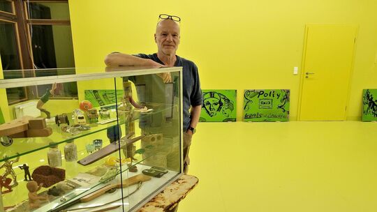 Sebastian Rogler stellt auf dem Schafhof im "artspace wieweg" aus. Foto: Florian Stegmaier Sebastian Rogler stellt auf dem Schafhof im "artspace wieweg" aus. Foto: Florian Stegmaier
