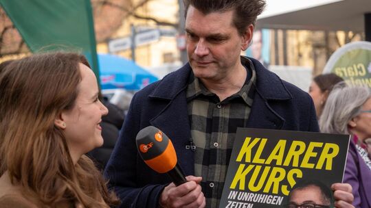 Ricarda Lang stellt sich den Fragen des Heute-Show-Moderators Lutz van der Horst. Foto: Johannes Aigner