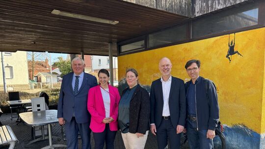Karl-Josef Laumann wurde in Kirchheim von Natalie Pfau-Weller, Christine Schneider (Kreisdiakonieverband), OB Pascal Bader und R