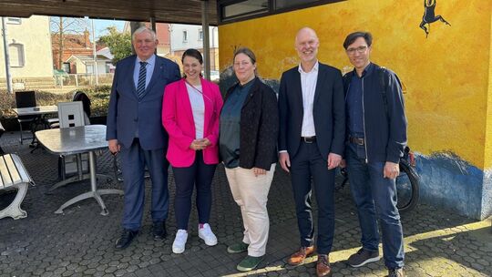 Karl-Josef Laumann wurde in Kirchheim von Natalie Pfau-Weller, Christine Schneider (Kreisdiakonieverband), OB Pascal Bader und R