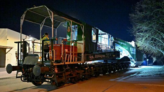 Der Transformator auf dem Weg ins Umspannwerk bei Bodelshofen. Foto: Stefan Rosenfeld Der Transformator auf dem Weg ins Umspannwerk bei Bodelshofen. Foto: Stefan Rosenfeld