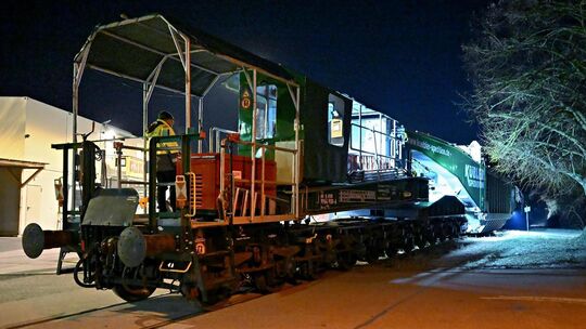 Der Transformator auf dem Weg ins Umspannwerk bei Bodelshofen. Foto: Stefan Rosenfeld