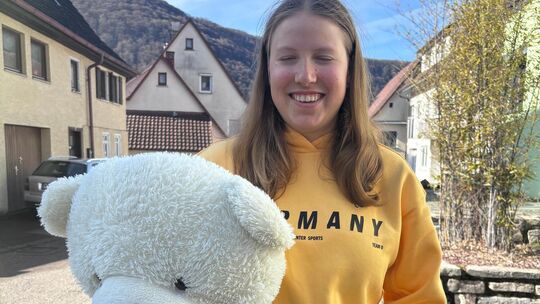 Vor der Abreise nach Italien hat Linn Kazmaier Station in Oberlenningen bei ihrer Familie gemacht, zu der auch „Teddy Müller“ zä