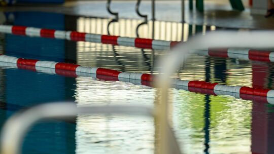 Im Dettinger Hallenbad gibt es kein Lehrschwimmbecken, weshalb Nichtschwimmerinnen und Nichtschwimmer häufig am Beckenrand sitze Im Dettinger Hallenbad gibt es kein Lehrschwimmbecken, weshalb Nichtschwimmerinnen und Nichtschwimmer häufig am Beckenrand sitze
