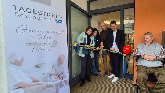 Ivonne Maurer, Marion Knoll und Jörn Feldsieper vom Krankenpflegeverein sowie Bürgermeister Sascha Krötz (v. l.) eröffnen die ne