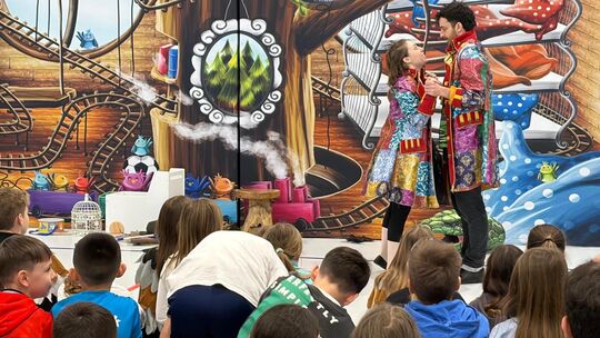 Das Musiktheater-Ensemble „Opernretter“ war zu Gast an der Weilheimer Limburg-Grundschule und begeisterte 400 Schülerinnen und S Das Musiktheater-Ensemble „Opernretter“ war zu Gast an der Weilheimer Limburg-Grundschule und begeisterte 400 Schülerinnen und S
