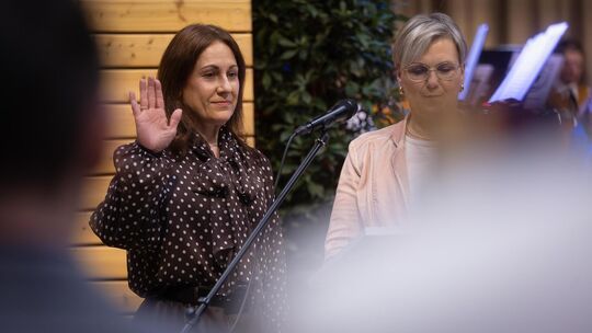 Barbara Born wird in der Ohmdener Gemeindehalle auf ihr neues Amt verpflichtet. Foto: Carsten Riedl. Barbara Born wird in der Ohmdener Gemeindehalle auf ihr neues Amt verpflichtet. Foto: Carsten Riedl.
