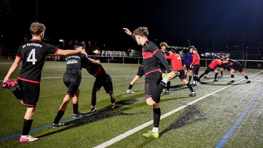 Warmmachen in Dettingen: Die Sportfreunde trotzen dem Trend und stellen aktuelle eine A- und zwei B-Jugendmannschaften. Foto: Ma Warmmachen in Dettingen: Die Sportfreunde trotzen dem Trend und stellen aktuelle eine A- und zwei B-Jugendmannschaften. Foto: Ma
