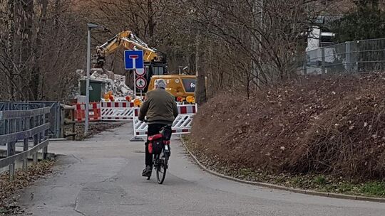 Nicht nur Radler stellen verdutzt fest, dass hier der Weg endet und ein Umweg in Kauf genommen werden muss. Foto: Iris Häfner Nicht nur Radler stellen verdutzt fest, dass hier der Weg endet und ein Umweg in Kauf genommen werden muss. Foto: Iris Häfner