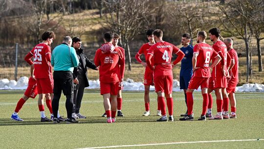 Lagebesprechung: Die Weilheimer peilen gegen Berkheim einen Sieg an. Foto: Markus Brändli