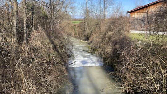 Knapp zwei Meter rauscht die Lauter auf einen Schwung beim Fahrtobel in Dettingen in die Tiefe. Foto: Antje Dörr Knapp zwei Meter rauscht die Lauter auf einen Schwung beim Fahrtobel in Dettingen in die Tiefe. Foto: Antje Dörr