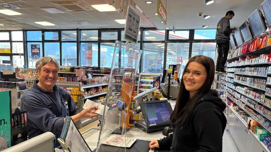 Trostpflaster: Mara Hahn von der Kirchheimer RAN-Tankstelle schenkt dem Stammkunden Hans Klosius eine Praline zum Tanken dazu. F Trostpflaster: Mara Hahn von der Kirchheimer RAN-Tankstelle schenkt dem Stammkunden Hans Klosius eine Praline zum Tanken dazu. F
