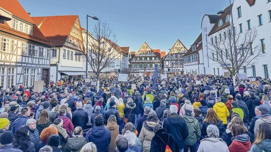 In Kirchheim gab es am 27. Januar 2024 auf dem Marktplatz eine Kundgebung für Demokratie und Mitmenschlichkeit. Sie war der Ausg In Kirchheim gab es am 27. Januar 2024 auf dem Marktplatz eine Kundgebung für Demokratie und Mitmenschlichkeit. Sie war der Ausg