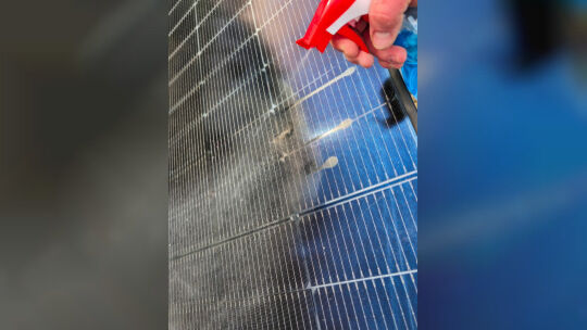 Ist das Modul vom Balkon oder von der Terrasse aus gut erreichbar, können EigentümerInnen selbst aktiv werden: Grober Schmutz lä