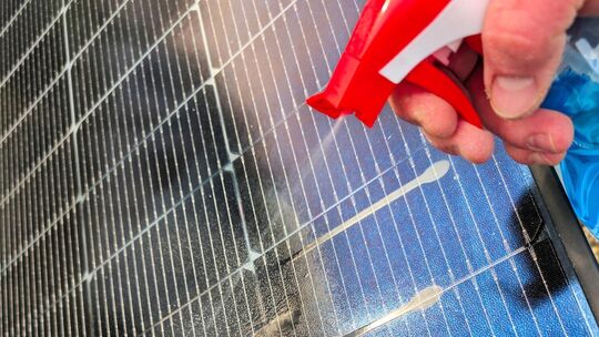 Ist das Modul vom Balkon oder von der Terrasse aus gut erreichbar, können EigentümerInnen selbst aktiv werden: Grober Schmutz lä