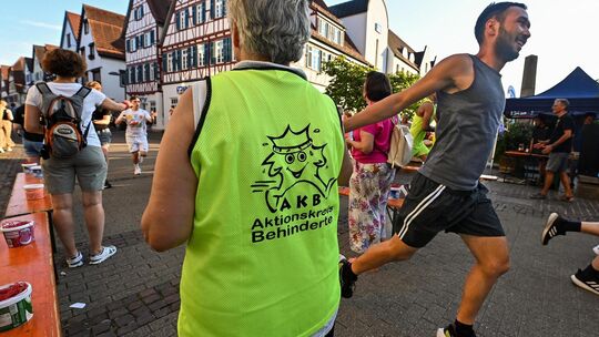 Gute Laune auf jeder Runde: Das wird es in der Kirchheimer Innenstadt im Rahmen des AKB-Laufs erst 2027 wieder geben. Foto: Mark Gute Laune auf jeder Runde: Das wird es in der Kirchheimer Innenstadt im Rahmen des AKB-Laufs erst 2027 wieder geben. Foto: Mark