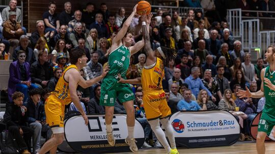 Nick Spinoso (links) und Phillip Russel (rechts) im Clinch mit Calvin Wishart von den EPG Baskets Koblenz. Am Wochenende soll di