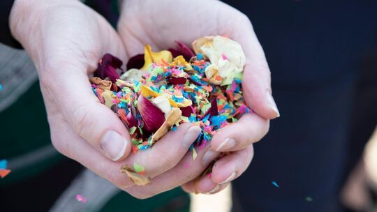 Auf die Frage, was hinterlassen werden soll, hat jeder Mensch eine eigene Antwort: Am Ende also mit Konfetti? Vielleicht aus ech