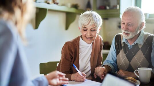 Die Auseinandersetzung mit der eigenen Bestattung ist ein sensibles, aber essenzielles Thema. Besonders ältere Menschen beschäft Die Auseinandersetzung mit der eigenen Bestattung ist ein sensibles, aber essenzielles Thema. Besonders ältere Menschen beschäft