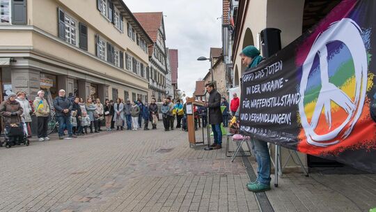 Friedensdemo vor dem Kirchheimer Rathaus 2023. Kirchheim hat schon viele Flüchtlinge aus der Ukraine aufgenommen. Archivfoto: Pe