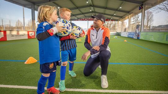 Julian Schieber war beim TSV Jesingen zu Gast und machte Werbung für neue Kickschuhe. Dem Nachwuchs stand er Rede und Antwort. F