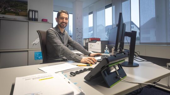 Notzingens Kämmerer Sven Kebache hat die Finanzen der Gemeinde fest im Blick. Foto: Carsten Riedl